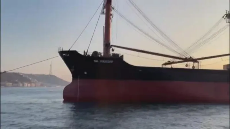 Boğaz'da kargo gemisi arızalandı