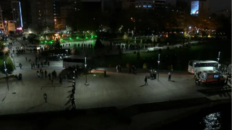 Taksim'de yasağa rağmen '25 Kasım' eylemi yapmak isteyenlere polis engeli