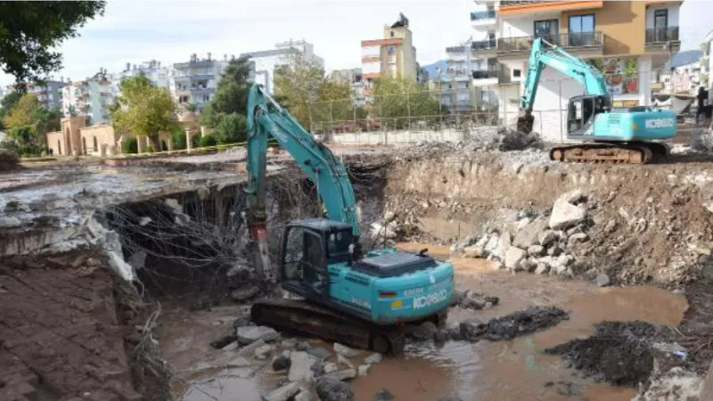 Antalya'da sele neden olan derenin üzerindeki beton yıkılıyor