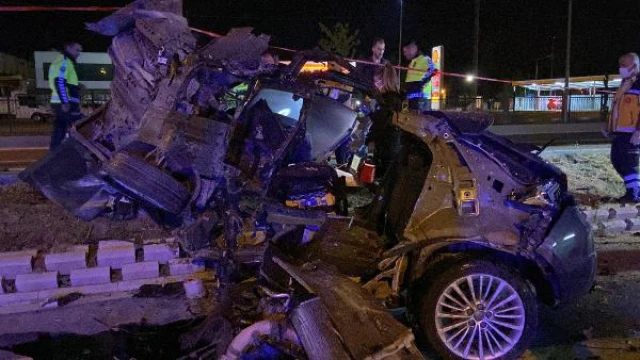Ağaca çarparak parçalanan otomobilin sürücüsü astsubay hayatını kaybetti; kaza anı kamerada