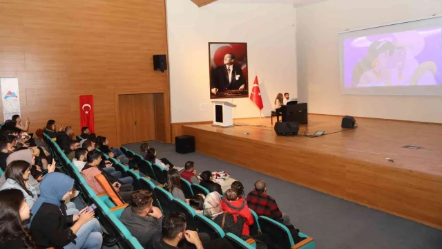 AİÇÜ’de piyano eşliğinde film müzikleri konseri düzenlendi