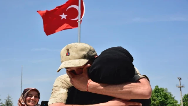 Aileleriyle kavuşan acemi askerler gözyaşlarına hakim olmadı