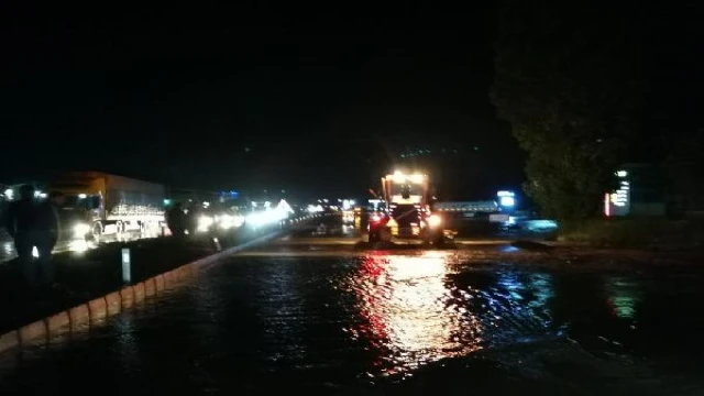 Aksaray- Nevşehir kara yolu sel nedeniyle bir süre ulaşıma kapandı
