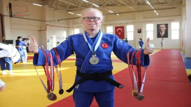 Albino hastası Cahide’nin judo sporunda 7 yıldır sırtı yere gelmiyor