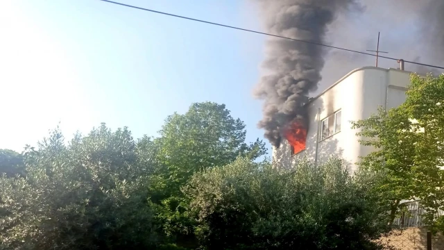 Alevlere teslim olan ev kullanılmaz hale geldi