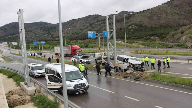 Amasya’da minibüs yol kenarındaki pikaba çarptı: 2 ölü, 6 yaralı