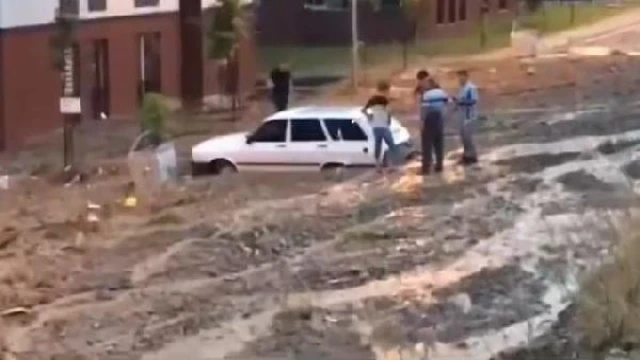 Amasya’da yollar nehre döndü, araçlar sel sularıyla sürüklendi