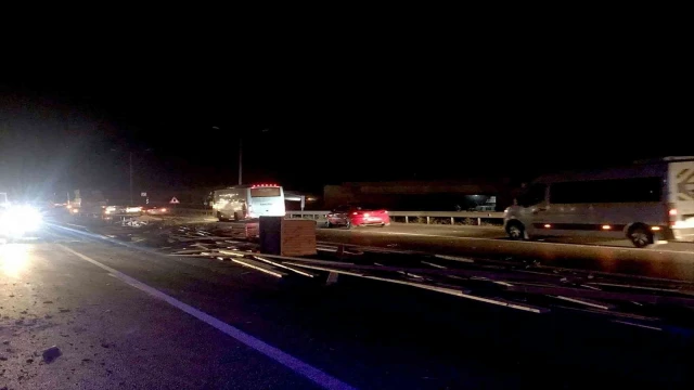 Ambulans kamyon kasasından dökülen kerestelere çarptı : 1 yaralı