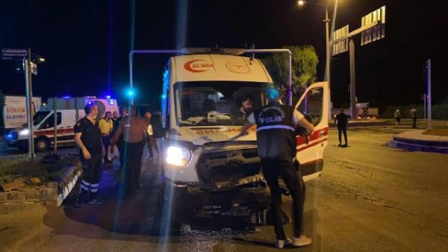 Ambulansla otomobil çarpıştı: 3 yaralı
