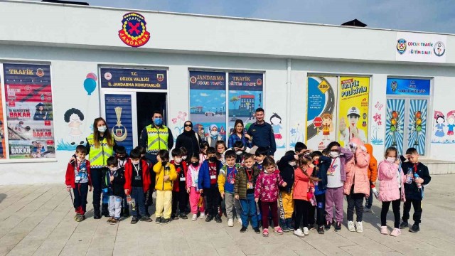 Anaokulu öğrencileri trafiği Jandarma abilerinden öğrendi