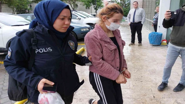 Annesini bıçaklayan kadını, bıçakladı