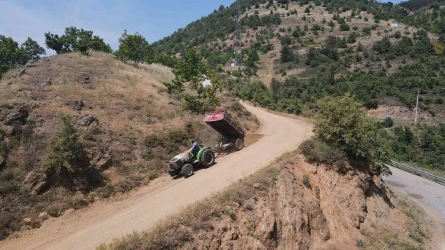 Apaklar’da yol çalışmaları başladı