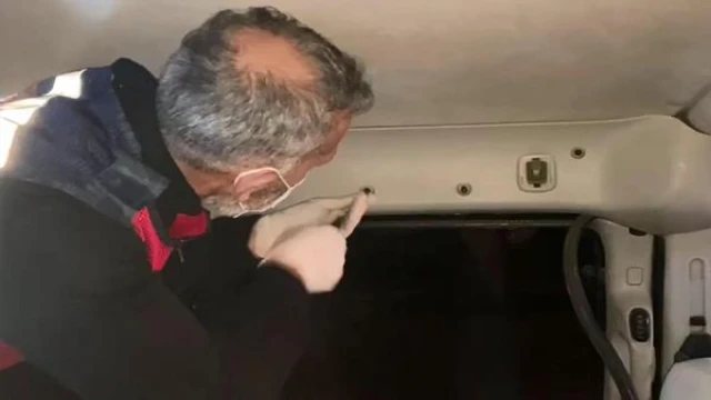 Aracın döşemesine gizlenen 60 gram metamfetamini ’Arya’ buldu