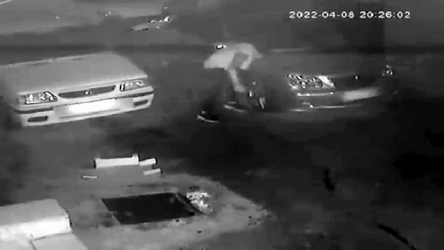 Araçların lastiğini kesen 2 şüpheli, kamera görüntülerinden yakalandı