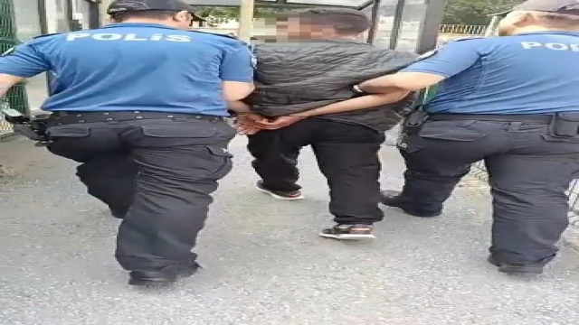 Aranan şüpheli yakalanınca kaçmak için bekçilere tekme attı