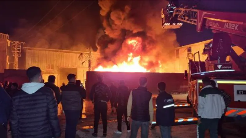Adana'da geri dönüşüm fabrikasının deposu yandı