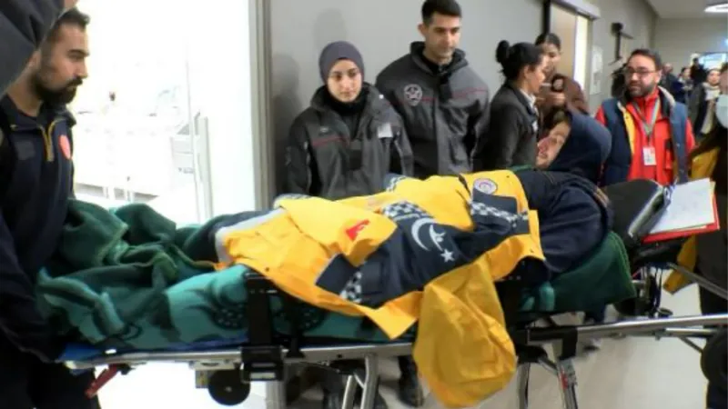 Adıyaman'da 45 saat sonra enkazdan çıkarılan aile İstanbul'da tedavi altına alındı
