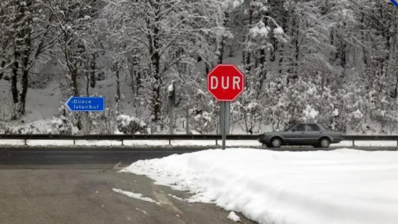 Bolu Dağı geçişinde kar yağışı