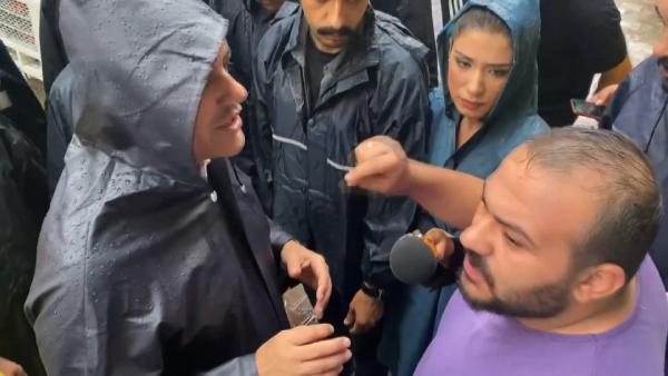 Esenyurt'ta belediye başkanı ile su basan evin sahibi arasında tartışma