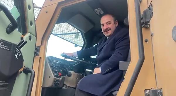 Bakan Varank,Tank taşıyıcının direksiyonuna geçti