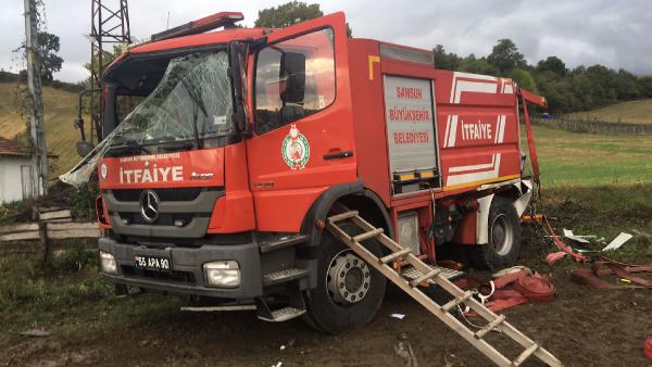 Yangına desteğe giden itfaiye aracı devrildi; 2 yaralı