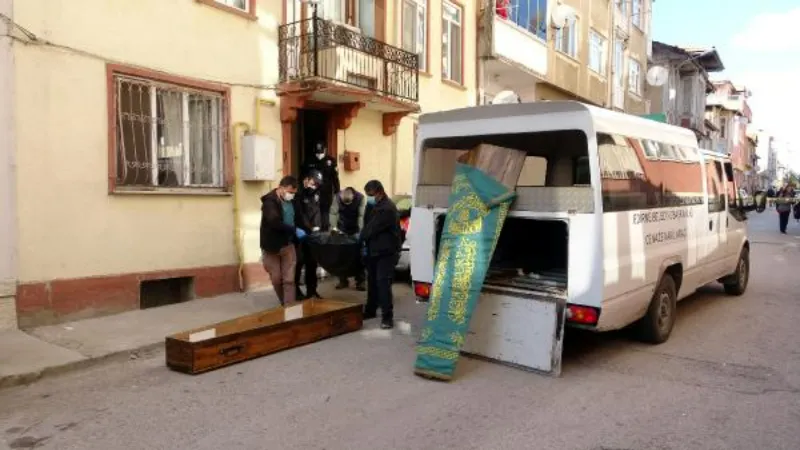 Ziyaretine gelen yakınları tarafından evinde ölü bulundu