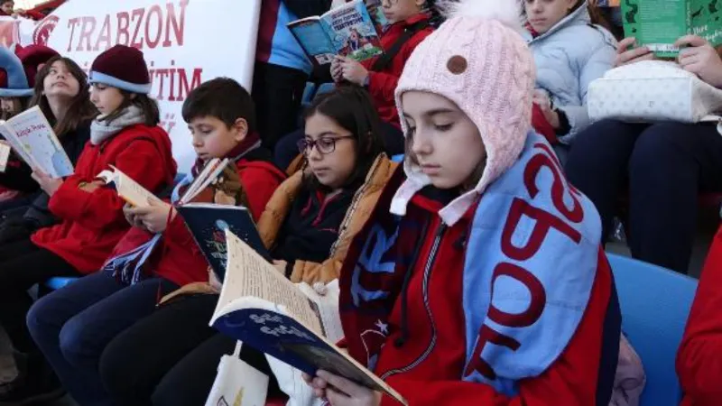 Trabzon'da 1461 öğrenci tribünde kitap okudu