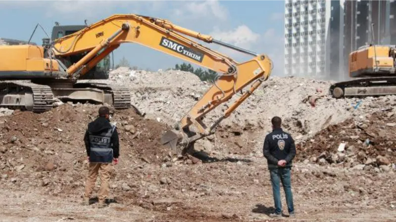 Diyarbakır’da polis özel ekipleri enkazdaki değerli eşyaları sahiplerine teslim ediyor