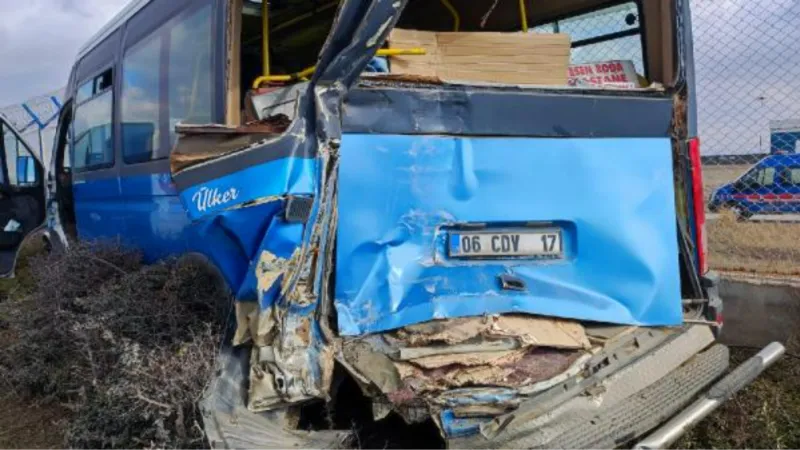 Ankara'da kamyon minibüse çarptı: 7 yaralı