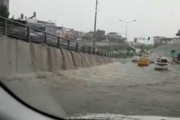 İzmir'de sağanak; dere taştı, yollar göle döndü