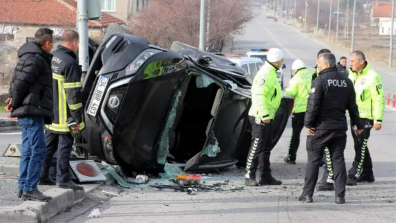 Kayseri'de otomobiller çarpıştı: 5 yaralı