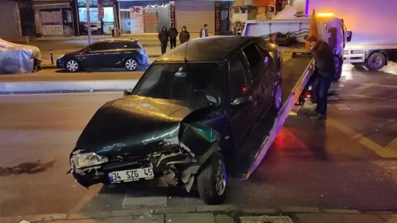 Güngören'de otomobil taksiye çarptı: 3 yaralı