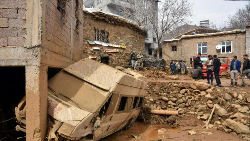 Bitlis’te sulama göleti taştı; tarım alanları zarar gördü