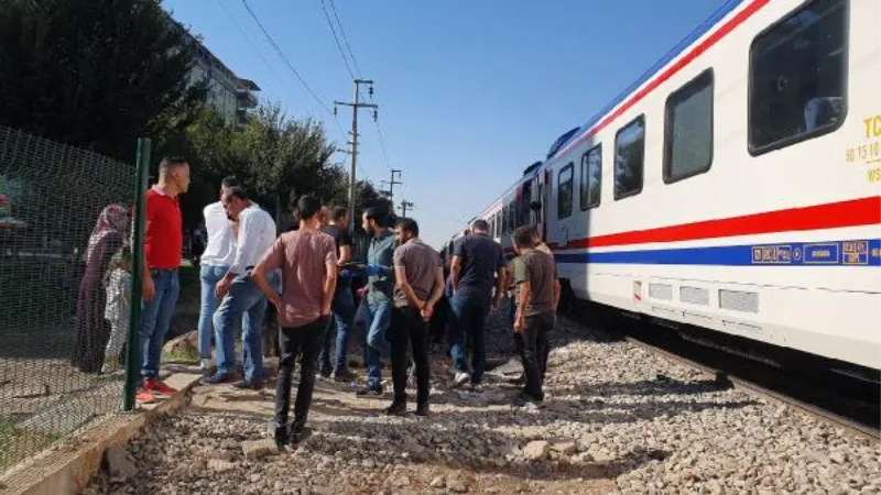 Demir yolunun karşısına geçmek isterken tren çarpmasıyla yaralandı