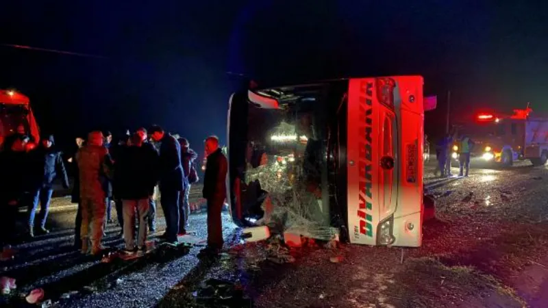 Diyarbakır'da devrilen yolcu otobüsü 7 saat sonra kaldırıldı