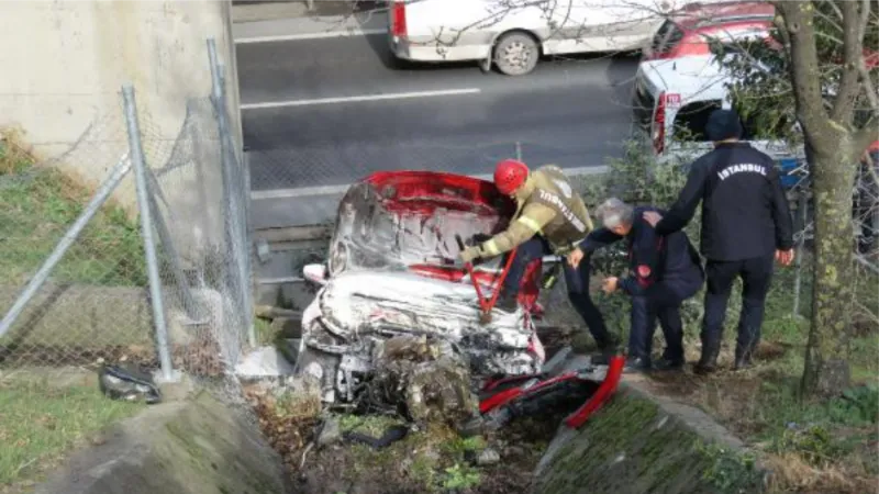 Hurdaya dönen otomobilden burnu bile kanamadan çıktı