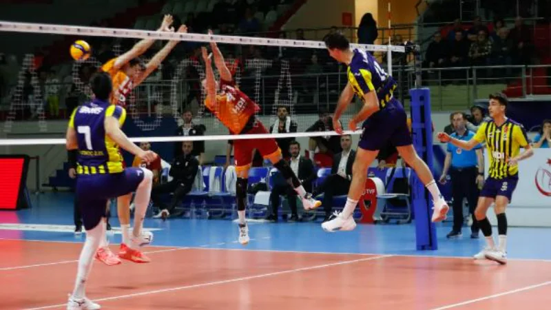 Erkekler voleybolda derbinin galibi Fenerbahçe