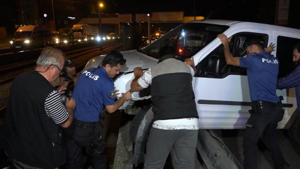 Bursa'da, kontrolden çıkan hafif ticari araç metro raylarına düştü; 1 yaralı