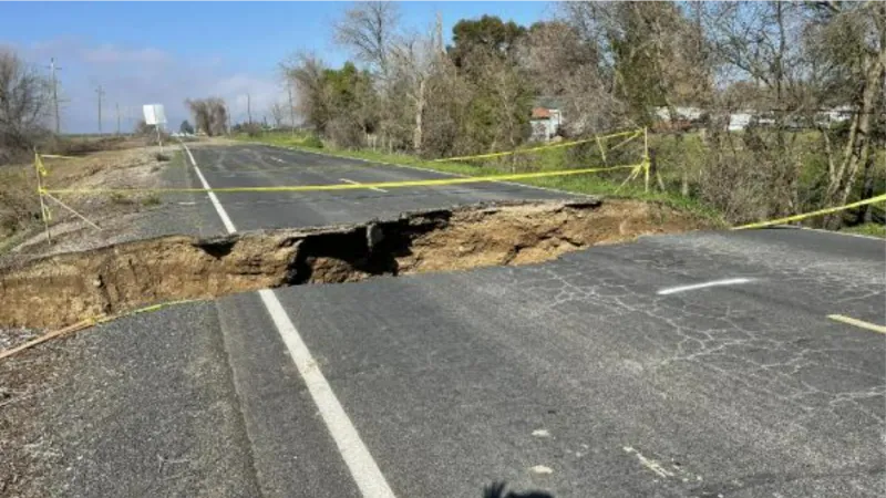 Araçlar, tüm uyarı ve trafik işaretlerine rağmen çöken yola düşünce, yetkililer isyan etti