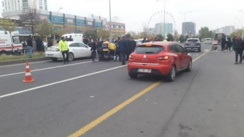 Yaya geçidinde otomobilin çarptığı liseli Ela ve Büşra yaralandı