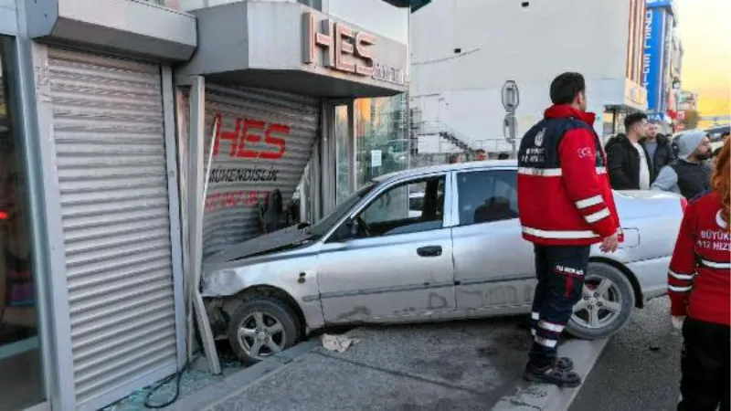 Avcılar'da otomobil iş yerine çarptı