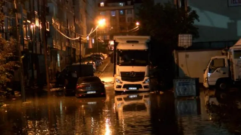 Esenyurt'ta yağışla birlikte cadde ve sokakları su bastı, araçlar yolda kaldı