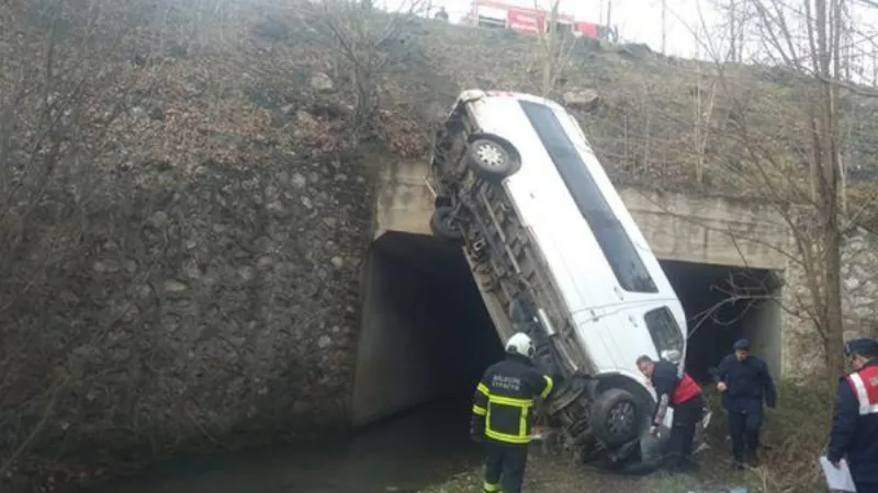 Bilecik’te minibüs, dere yatağına uçtu: 13 yaralı