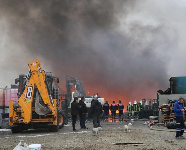 Denizli'de kimya fabrikasındaki yangın 5 saatte kontrol altına alındı