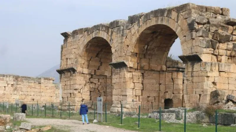 Hierapolis Antik Kenti'nde yıkılma tehlikesi