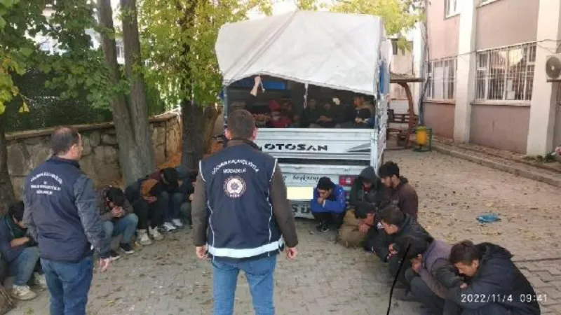 Kamyonet kasasından 36 kaçak göçmen çıktı; 4 organizatöre gözaltı