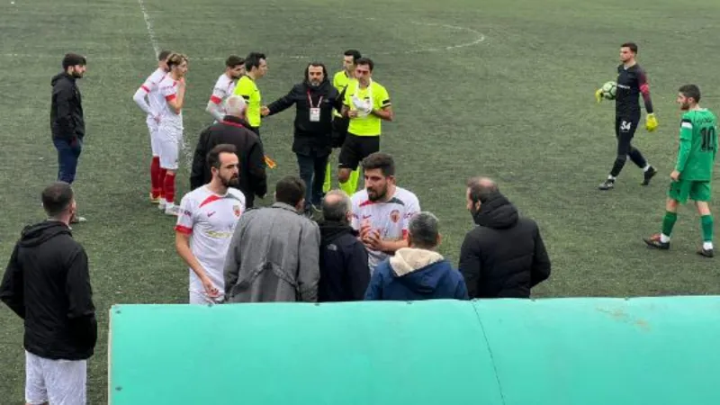 Parmağı kırılan hakem elinde bandajla maç yönetti