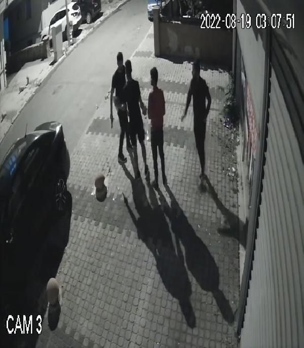 Sancaktepe'de eli silahlı ve bıçaklı 3 kişi işyeri bastı 