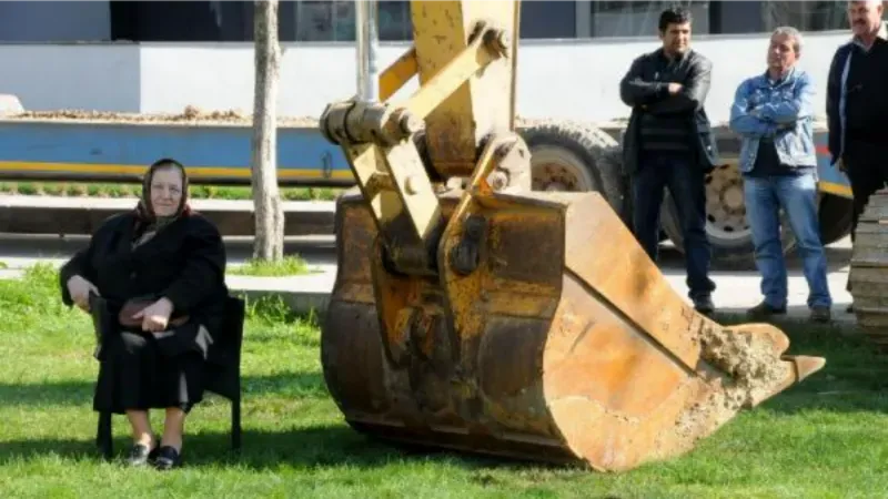 Kepçenin önüne oturup, parkın yıkımını engelleyen 'Kıymet Teyze', hayatını kaybetti