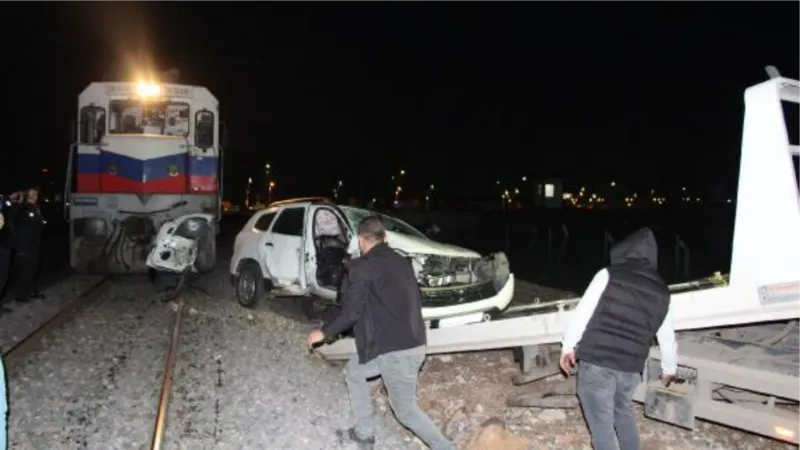 Diyarbakır'da yük treni hemzemin geçitte otomobile çarptı: 4 yaralı